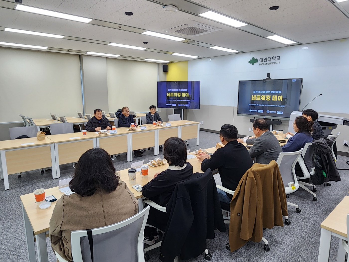충남대학교 그린바이오 혁신융합대학사업단에서는 지역정주형 바이오 인재 양성을 위해 네트워크 강화를 위해 대전대학교 바이오헬스 혁신융합대학사업단과 '대전권 내 바이오 분야 대학 네트워킹 데이'를 운영하였습니다. - 운영일시: 2024년 12월 5일 - 운영장소: 대전대학교 지산도서관 2층 - 운영내용: 대전권 내 창의적 바이오 인재 양성을 위해 노력하는 컨소시엄 간 네트워킹 교류 등