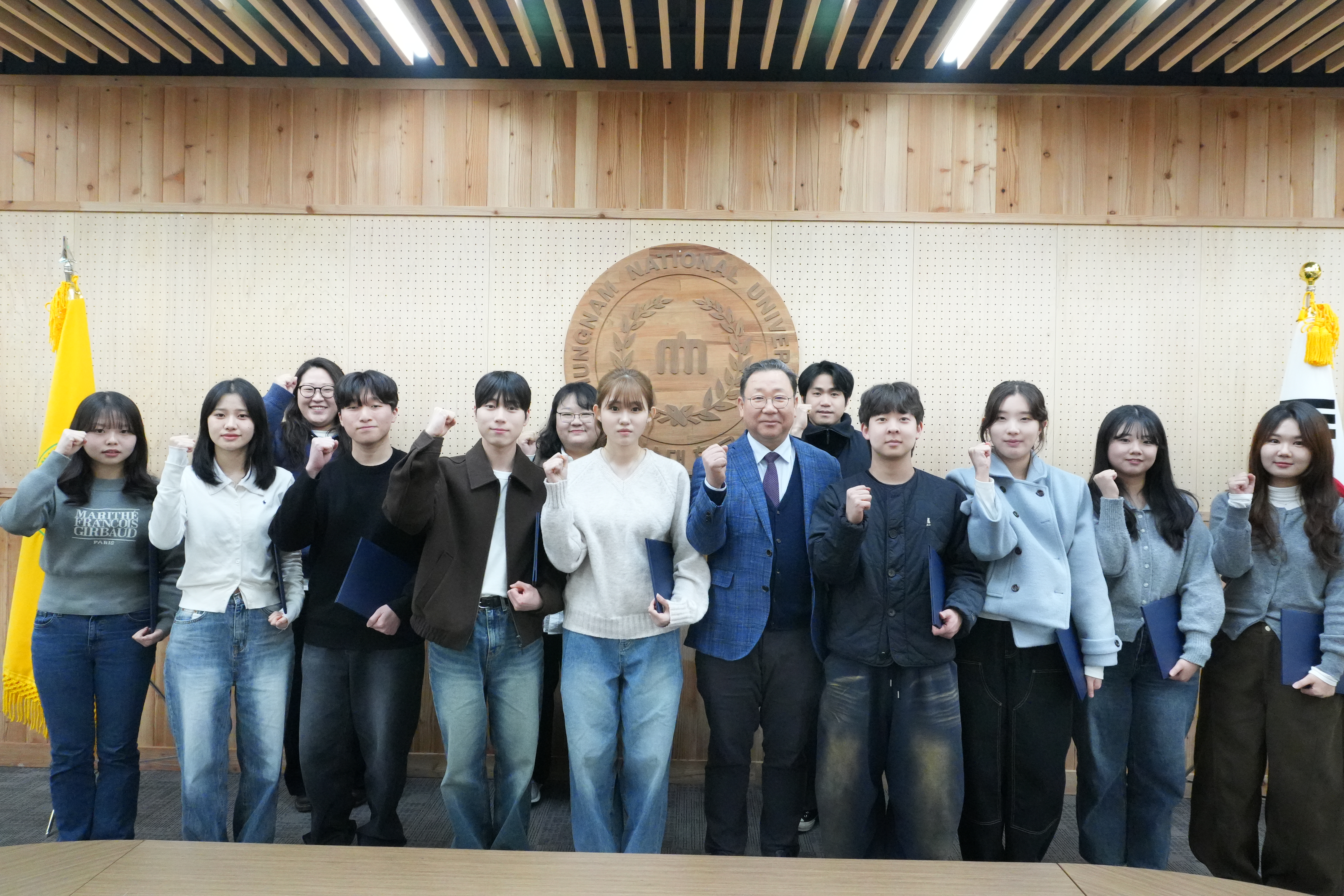 충남대학교 그린바이오 혁신융합대학사업단에서는 첨단분야에 대한 홍보 및 프로그램 모니터링에 앞장서는 서포터즈를 대상으로 1기 해단식 및 2기 발대식을 진행하였습니다. - 운영일시: 2025년 3월 10일 - 운영장소: 충남대학교 농업생명과학대학1호관 앞 CALS홀 - 참여대상: 충남대학교 서포터즈 1기, 2기 - 운영내용: 1기 활동 결과 보고 및 2기 활동 사항 공지