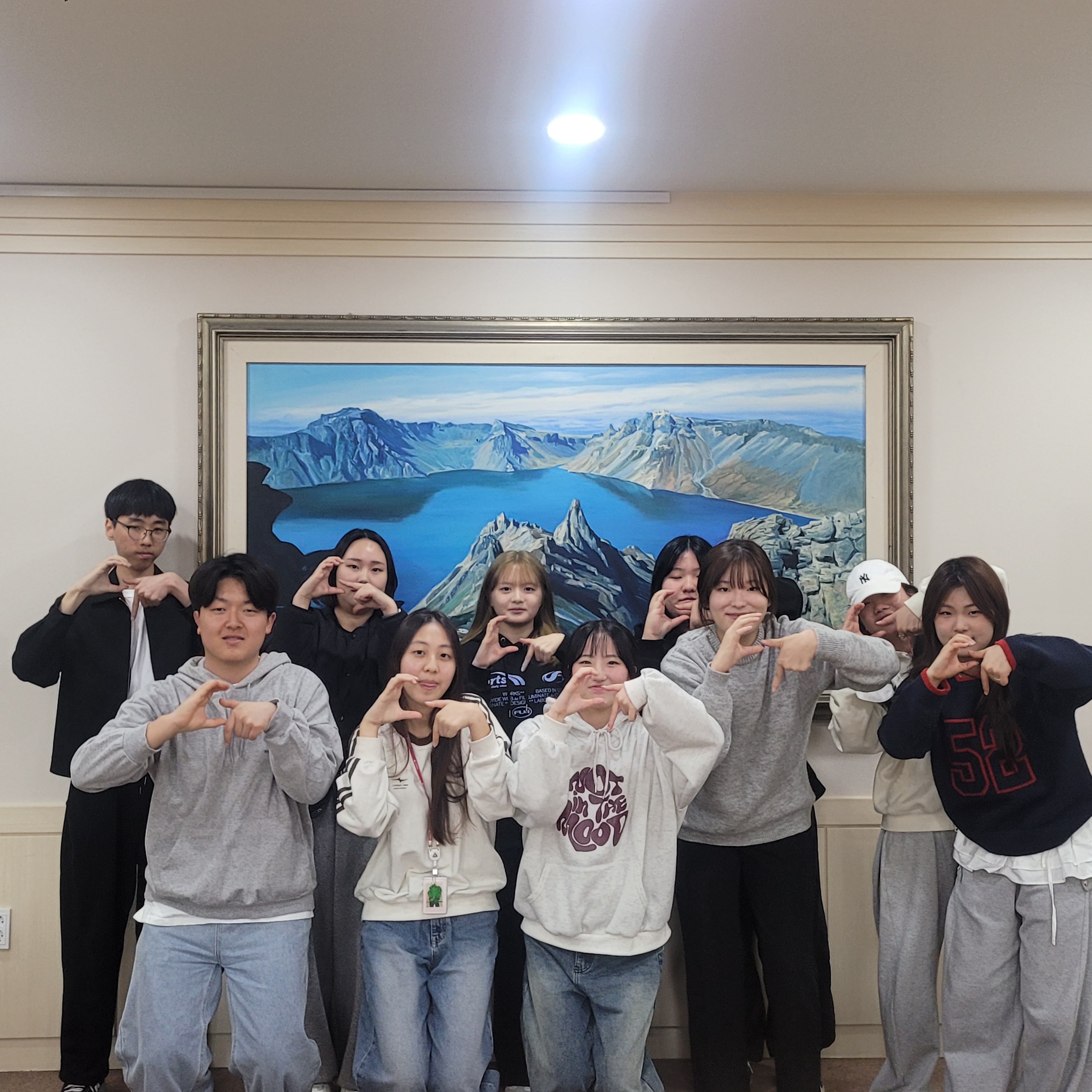  연암대학교 그린바이오 혁신융합대학사업단 COSS 서포터즈 2기 발대식 이 개최되었습니다. 이번 발대식에서는 기획팀, 영상팀, 디자인팀으로 구성된 서포터즈들에게 활동 가이드라인을 안내하는 시간을 가졌습니다. 2기 서포터즈들은 앞으로 12개월 동안 그린바이오 혁신융합대학사업 홍보를 통해 프로그램 참여를 유도하고, 사업단의 활동과 성과를 SNS 등 다양한 채널로 알려 대외 인식을 제고하는 역할을 담당하게 됩니다. 