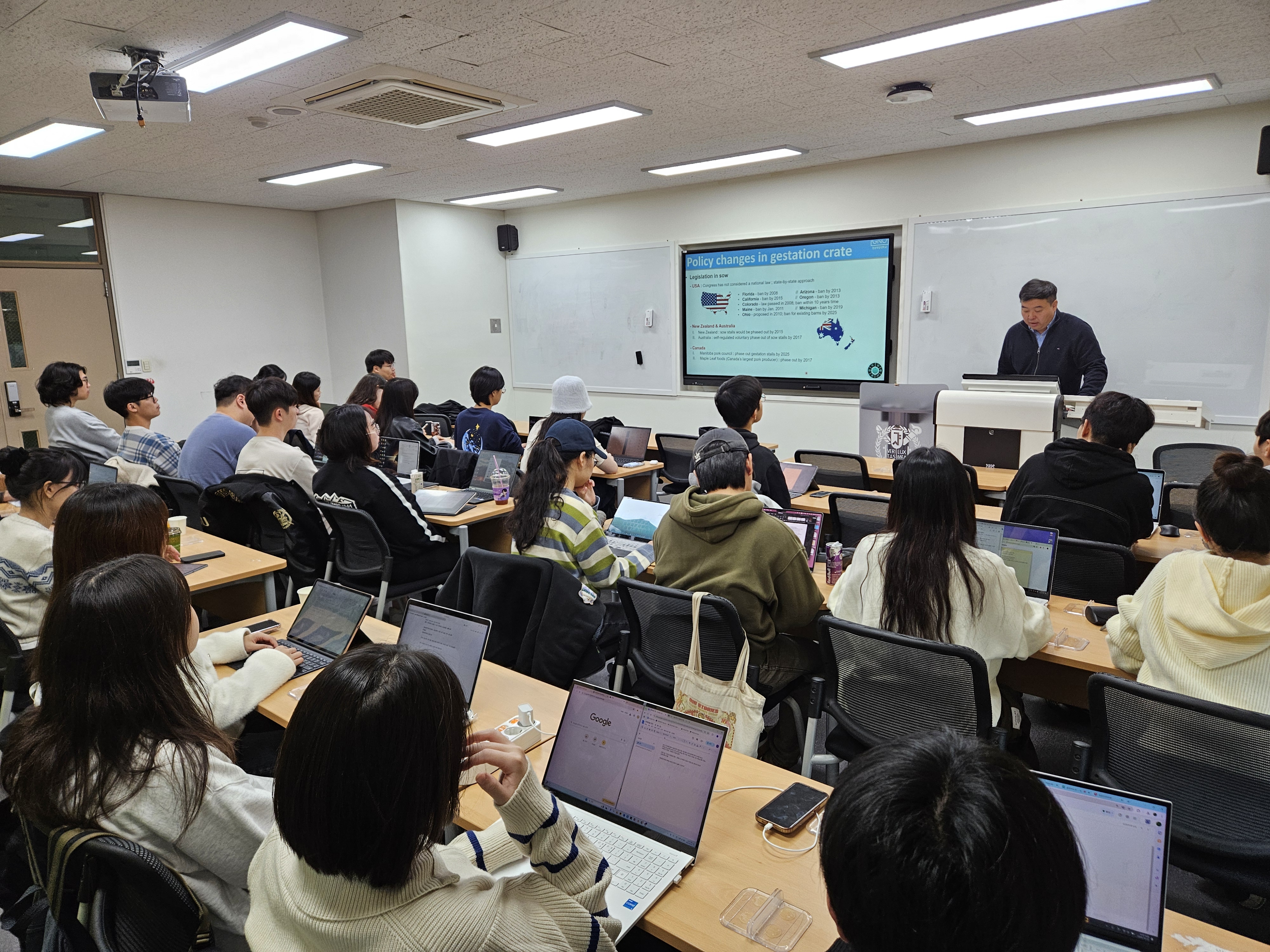 그린바이오 친환경축산 분야 역량 강화를 위한 릴레이 세미나가 2회 개최되었습니다. ►일시 -1회차: 2024.10.23.(수) 10:00-11:00 -2회차: 2024.11.6.(수) 10:00-11:00 ►장소: 서울대학교 관악 200동 4213호 ►강연 주제 -1회차: Sow management -2회차: Swine nutrition & your future!
