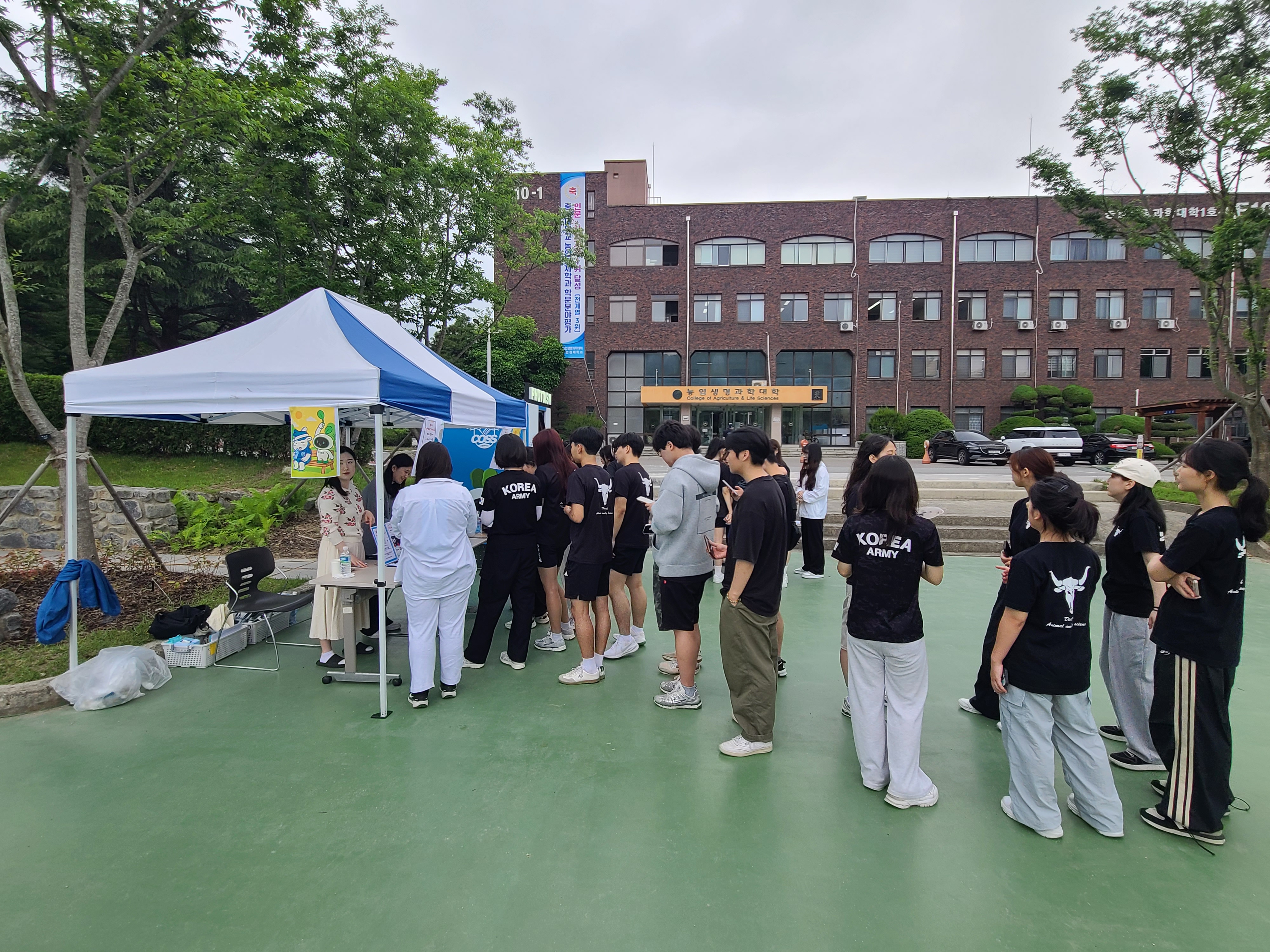 충남대학교 그린바이오 혁신융합대학사업단에서는 재학생을 대상으로 서포터즈가 직접 기획하고 운영하는 그린바이오 혁신융합대학사업 홍보를 위한 '그린바이오 상록체전 홍보 부스' 을 운영하였습니다. - 운영일시: 2025년 5월 22일 - 운영장소: 충남대학교 농업생명과학대학1호관 앞 농구코트 - 참여대상: 충남대학교 재학생, 교/직원 등 348명 - 운영내용: 컨소시엄 공유 교육과정(CO-WEEK) 및 첨단분야 홍보를 위한 서포터즈 홍보활동 등