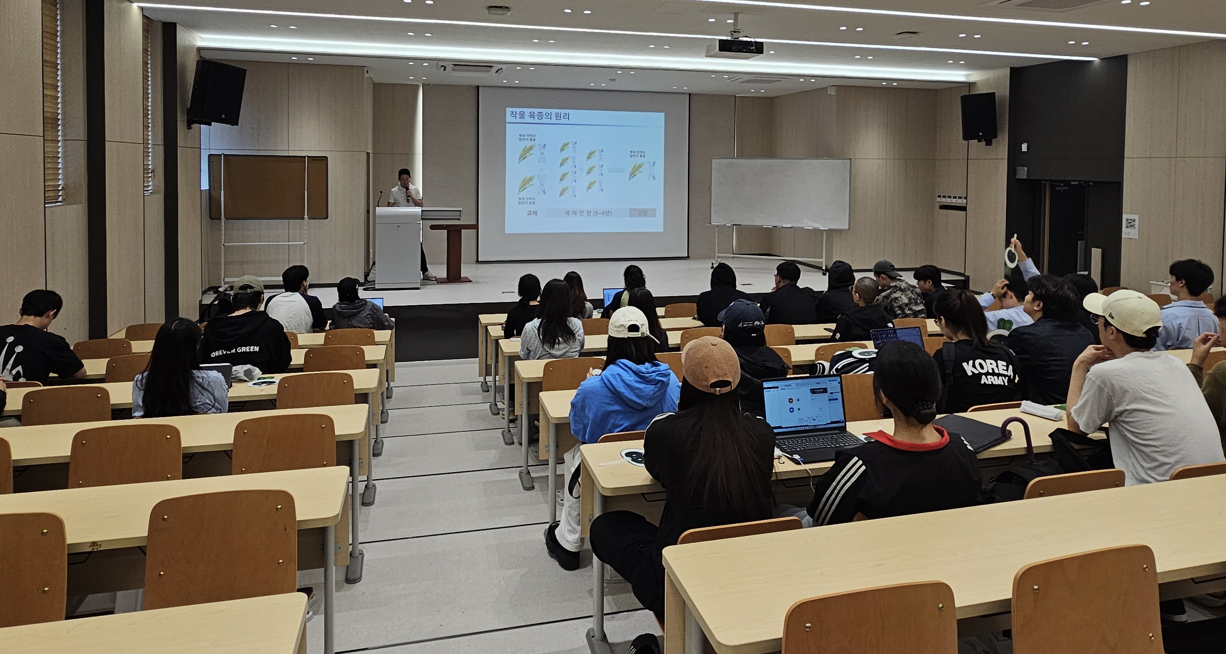 충남대학교 그린바이오 혁신융합대학사업단에서는 식물자원학과, 유성생명과학고등학교와 함께 학생들이 벼 중심의 유전 육종에 대한 이론 및 실습을 통해 전문성을 강화하고, 배운 이론을 지역에 환원하는 '2025학년도 그린바이오 모-먼트 프로그램' 1차 특강을 개최하였습니다. - 운영일시: 2025년 5월 16일 - 운영장소: 충남대학교 농업생명과학대학 1호관 1102호 - 운영내용: 벼 중심의 육종에 대한 이론 및 실습 관련 안내