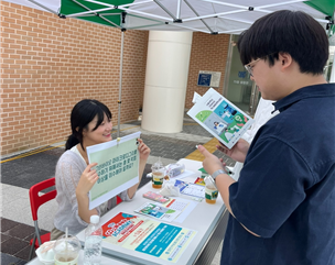  서울대학교 그린바이오 혁신융합대학사업단에서 봄 축제 홍보부스를 운영했습니다. 사업단 교과목 및 비교과 프로그램에 대한 학생들의 참여도를 증진하기 위해 리플렛 배부 및 사업단 관련 퀴즈 이벤트를 진행하였습니다. - 운영일시: 2025.5.20.(화) 11:00~17:00 - 운영장소: 서울대학교 관악캠퍼스 75동 광장 - 참여대상: 그린바이오 분야에 관심있는 학부생 389명 - 운영내용: 그린바이오 사업단 교과목 및 비교과 프로그램 홍보 