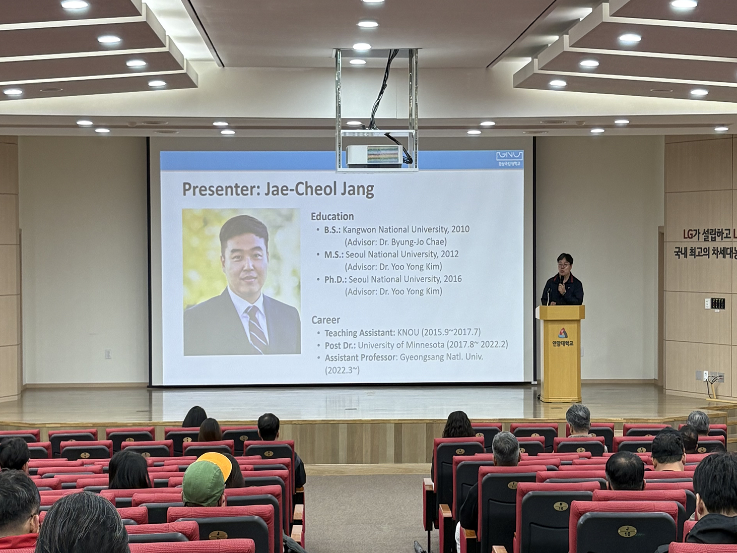 연암대학교 그린바이오 혁신융합대학사업단에서는 전공 교과목과 연계한 비교과 교육과정을 통해 학생들이 실무 중심의 학습 경험을 쌓고, 주도적으로 진로를 탐색할 수 있는 역량 강화와 스마트팜 관련 데이터 종류 ( 센서 , 생체정보 , 환경 등 ) 특성을 이해하고 현장에서 데이터 처리 및 분석 역량 을 갖춘 실무형 인재 양성 을 하기 위해 연암대학교와 공동활용대학 재학생을 대상으로 '스마트축산 교류 특강 프로그램' 을 운영하였습니다. ❍ 운영일시: 2025. 5. 10.(토) ❍ 운영장소: 연암대학교 연암홀 ❍ 참여대상: 연암대학교 재학생 78명 ❍ 특강교수: 경상국립대학교 장재철 교수 ❍ 특강주제: 양돈 사양 관리