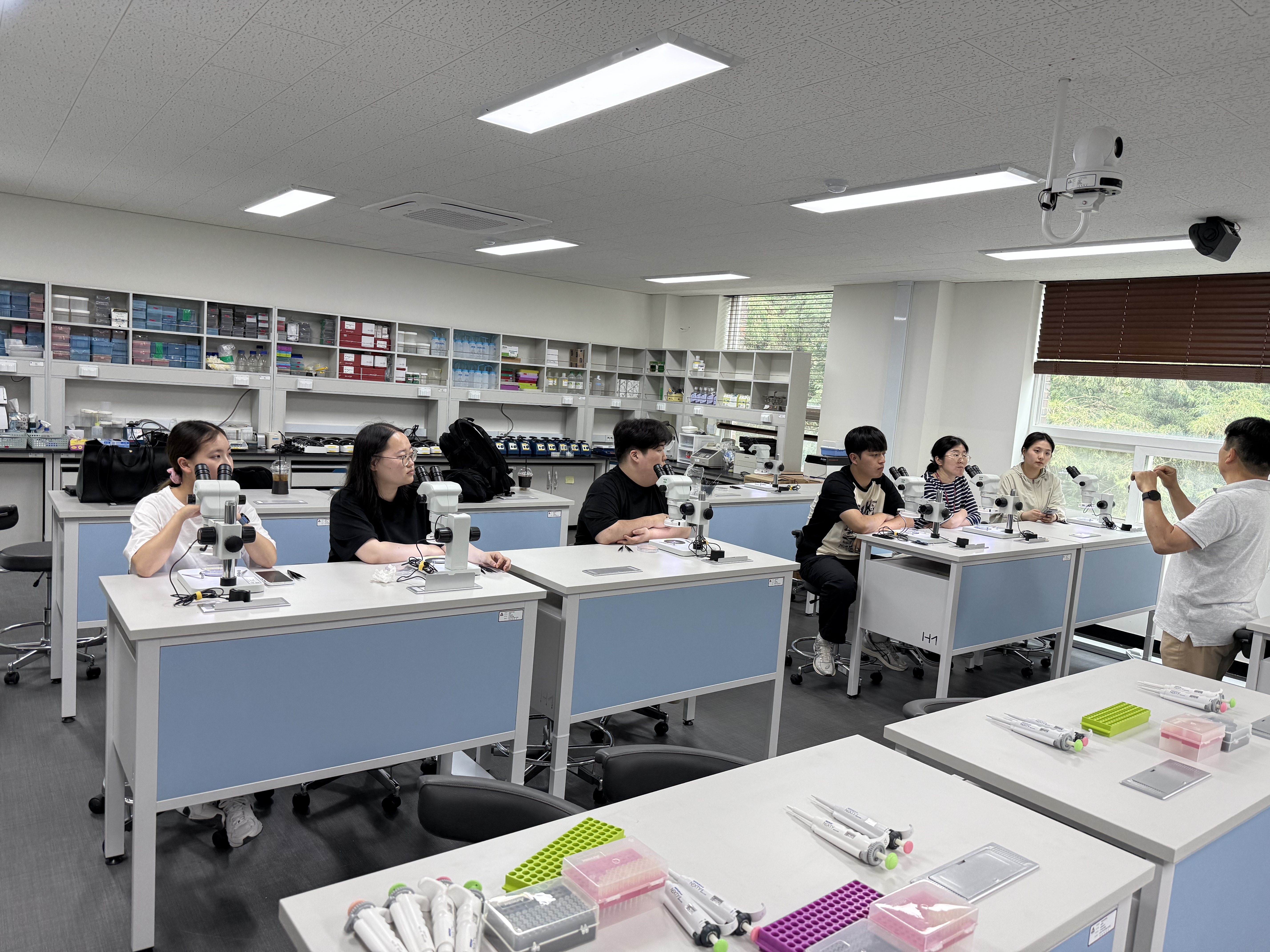 연암대학교 그린바이오 혁신융합대학사업단에서는 전공 교과목과 연계한 비교과 교육과정을 통해 학생들이 실무 중심의 학습 경험을 쌓고, 주도적으로 진로를 탐색할 수 있는 역량 강화와 무병묘 스마트팜 산업 수요에 부합하는 자격 및 기술을 갖춘 전문 인력 양성 을 하기 위해 연암대학교 재학생을 대상으로 '무병종묘생산 전문가 교육 프로그램' 을 운영하였습니다. ❍ 운영기간: 2025. 5. 8.(목)~6. 19.(목) ❍ 운영장소: 연암대학교 무병종묘생산실습실 ❍ 참여대상: 연암대학교 재학생 14명 ❍ 특강강사: 농업회사법인 향난 윤두환 대표 ❍ 특강주제 - 무병묘생산 현황과 이론 교육 - 무병묘생산에 사용하는 실험기계 사용법 , 자재관리 , 장비 기초 사용법 등 학습 - 배지 만들기 - 각종 식물 호르몬 제작 방법 익히기 , 식물 호르몬 멸균 - 다양한 원예작물의 약배양하기 - 원예작물 생장점 채취 및 치상하기 등 