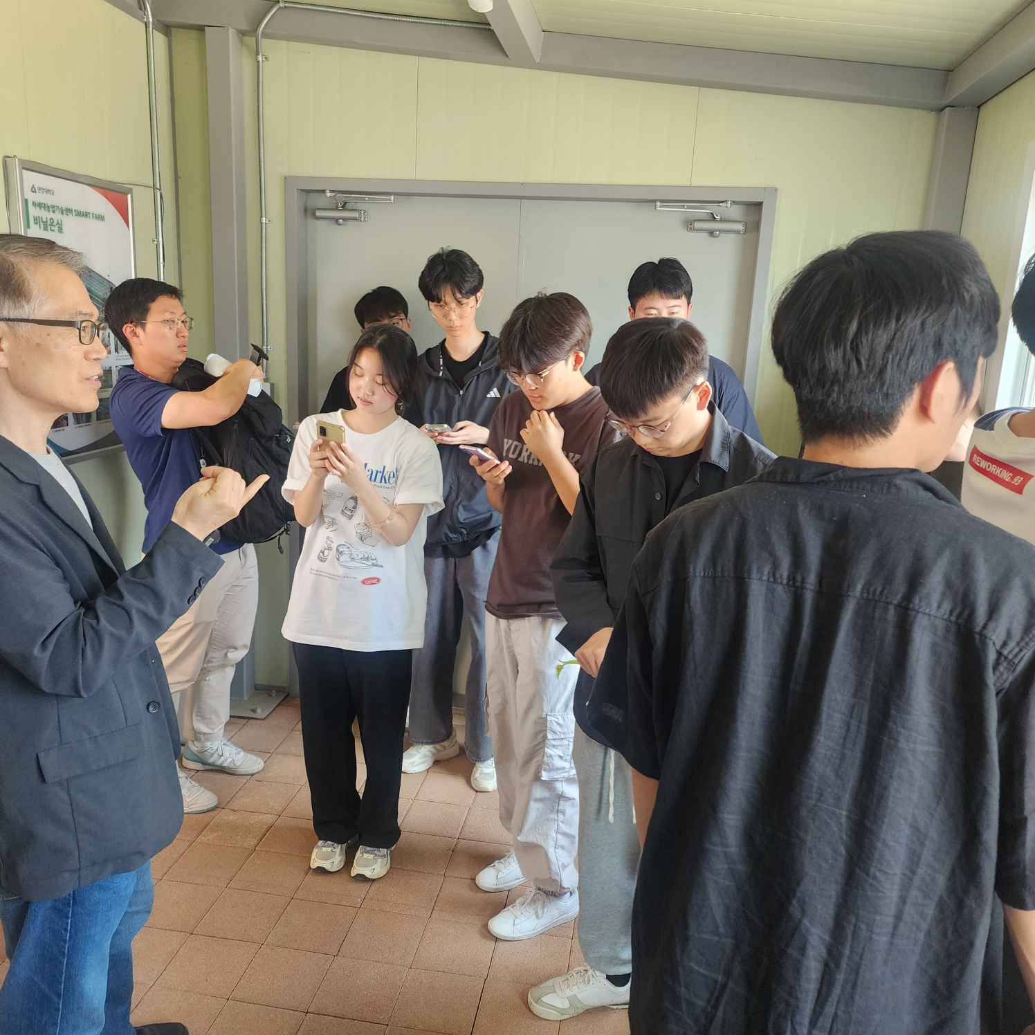 연암대학교 그린바이오 혁신융합대학사업단에서는 전공 교과목과 연계한 비교과 교육과정을 통해 학생들이 실무 중심의 학습 경험을 쌓고, 주도적으로 진로를 탐색할 수 있는 역량 강화와 팜한농의 실제 제품인 &lsquo; 팜스올 &rsquo; 센서를 활용함으로써 , 데이터 컨설팅 흐름을 이해하고 , 실제 컨설턴트가 교육함에 따라 직무 적합성을 제고하기 위해 연암대학교 재학생을 대상으로 '「팜한농」과 함께 하는 팜스올 초급 컨설턴트 육성 프로그램' 을 운영하였습니다. ❍ 운영기간: 2025. 5. 15.(목)~5. 30.(금) ❍ 운영장소: 연암대학교 스마트팜 비닐온실 ❍ 참여대상: 연암대학교 재학생 10명 ❍ 특강강사: 팜한농 신사업팀 데이터 컨설턴트 6명 ❍ 특강주제 - 스마트팜 환경 데이터의 이해 - 팜스올 장비 및 시스템의 이해 - 데이터 컨설팅 기초 및 생육정보 분석 - 데이터 컨설팅 현장실습 