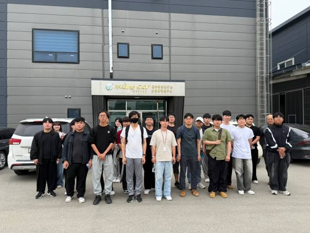 연암대학교 그린바이오 혁신융합대학사업단에서는 전공 교과목과 연계한 비교과 교육과정을 통해 학생들이 실무 중심의 학습 경험을 쌓고, 주도적으로 진로를 탐색할 수 있는 역량 강화와 원예작물 육종 산업 수요에 부합하는 자격 및 기술을 갖춘 전문 인력 양성을 도모하기 위해 연암대학교 재학생을 대상으로 '육종지원 실무견학 프로그램' 을 운영하였습니다. ❍ 운영기간: 2025. 6. 2.(월)~6. 4.(수) ❍ 운영장소: 팜한농 안성육종연구소, 제농 중부육종연구소 ❍ 참여대상: 연암대학교 재학생 25명 ❍ 특강강사: 육종연구소 책임 육종가 ❍ 특강주제 - 엽, 근채류 육종 - 자가불화합성 작물의 교배육종 - 과채류 육종 - 과채류 육종지원직무 중심의 교배육종