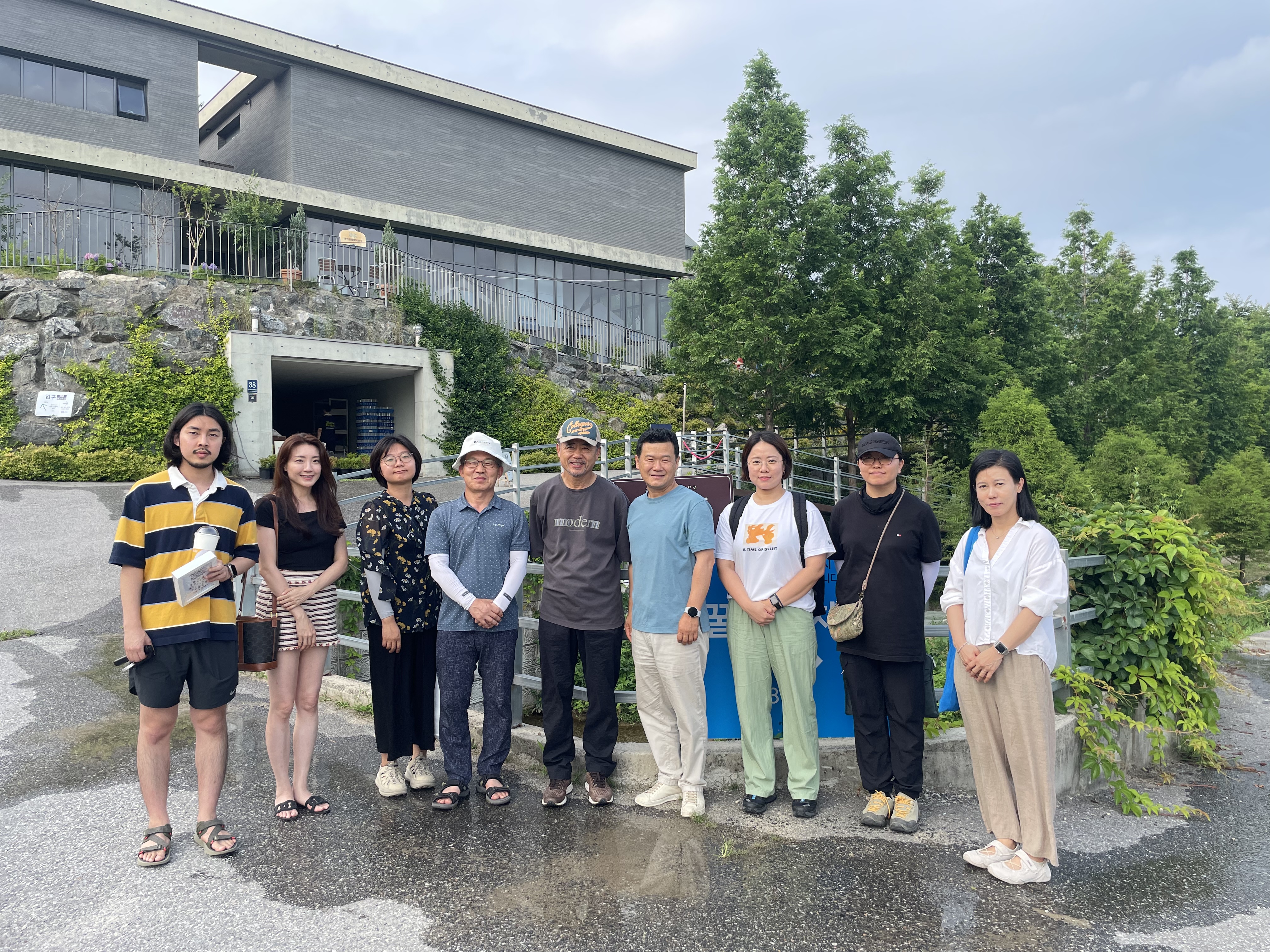 연암대학교 그린바이오 혁신융합대학사업단에서는 전공 교과목과 연계한 비교과 교육과정을 통해 학생들이 실무 중심의 학습 경험을 쌓고, 도적으로 진로를 탐색할 수 있는 역량 강화와 린바이오 인재 양성의 핵심역량인 생물자원 활용기술 , 작물 기반 6 차 산업 기획력 , 현장문제 해결력을 합적으로 함양하기 위해 연암대학교 재학생을 대상으로 '그린바이오 농산업 벤치마킹 프로그램' 을 운영하였습니다. ❍ 운영기간: 2025. 7. 3.(목)~7. 5.(토) ❍ 운영장소: 그린바이오 농산업체 ❍ 참여대상: 연암대학교 재학생 7명 ❍ 운영내용 - 그린바이오 기반 다양한 농업모델의 이해 - 그린바이오 분야의 확장: 농천 자원과 생물소재 산업 연계 탐색 - 스마트농업 기술 기반 그린바이오 생산현장 실무 체험